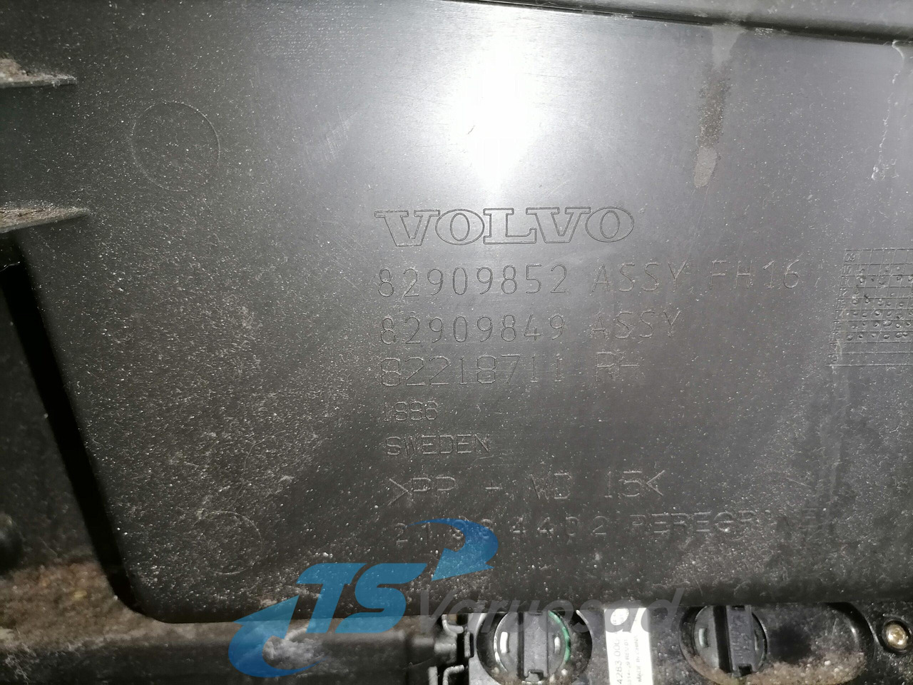 Volvo Door trim panel 21934402 - Door and parts for Truck: picture 2 Volvo Door trim panel 21934402 - Door and parts for Truck: picture 2