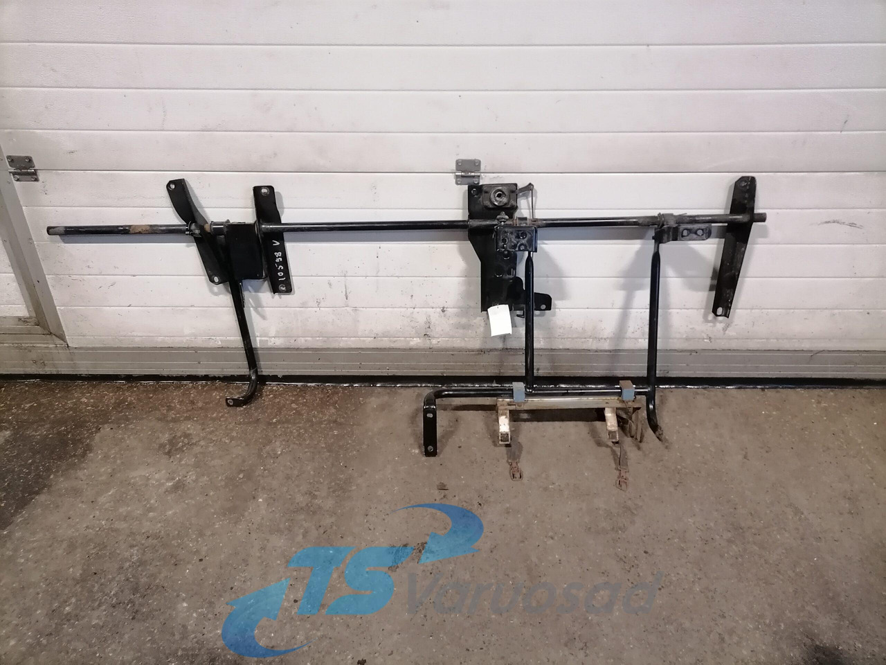 Volvo Kabiini tuulesuunaja kandur 82211420 - Universal part for Truck: picture 1 Volvo Kabiini tuulesuunaja kandur 82211420 - Universal part for Truck: picture 1