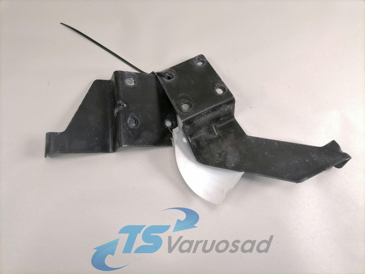 Volvo Kabiini tuulesuunaja kandur 82282286 - Aerodynamics/ Spoiler for Truck: picture 2 Volvo Kabiini tuulesuunaja kandur 82282286 - Aerodynamics/ Spoiler for Truck: picture 2