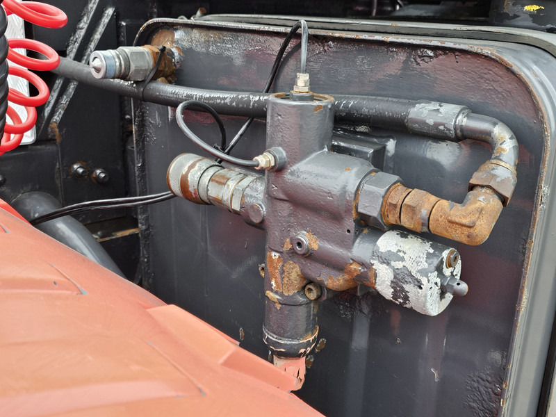 Tractor unit Scania R 164.580 8x4-4 / 150T / MANUAL / RETARDER / BIG AXLE: picture 16 Tractor unit Scania R 164.580 8x4-4 / 150T / MANUAL / RETARDER / BIG AXLE: picture 16