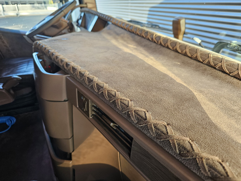 Tractor unit Volvo FH 16 750 6x2 BOOGIE / RETARDER / I PARK COOL: picture 18