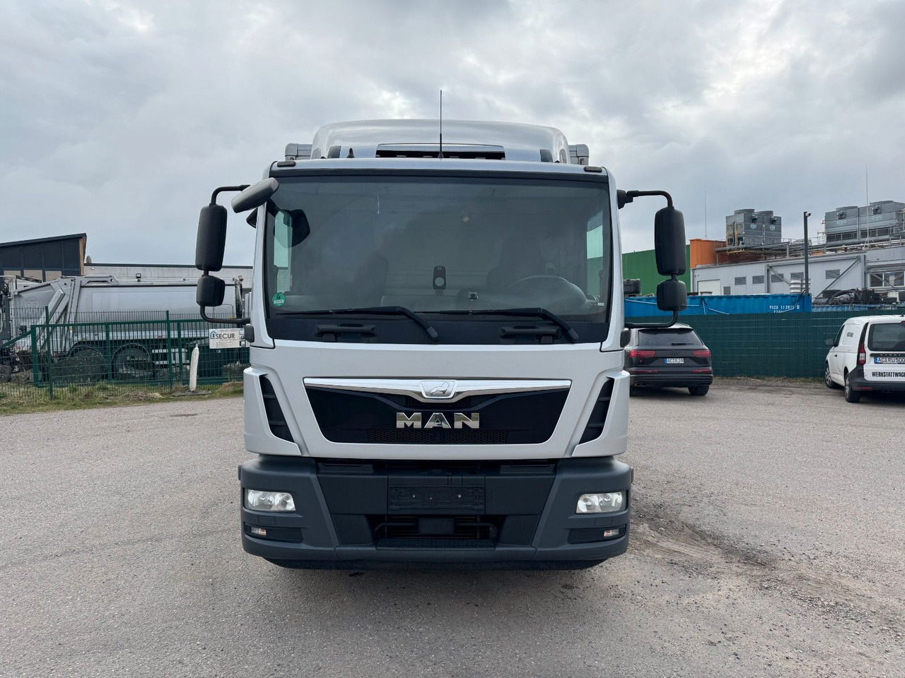 MAN 15.290 4X2 Koffer mit Hebebühne AHK - Box truck: picture 5 MAN 15.290 4X2 Koffer mit Hebebühne AHK - Box truck: picture 5