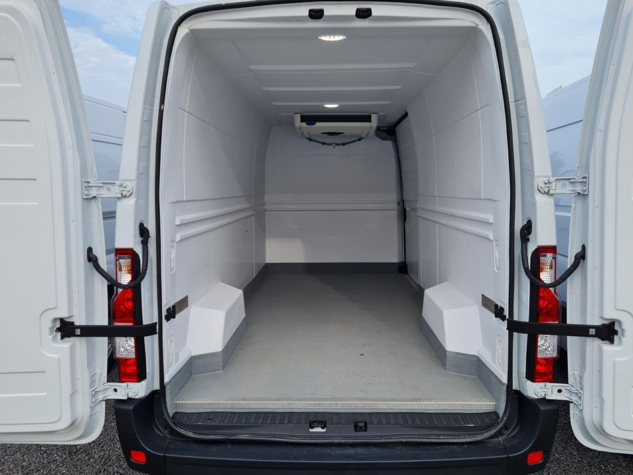 Refrigerated van Renault Master 3.5t Kühlkasten Carrier L3H2 lang TEMPOMA: picture 6