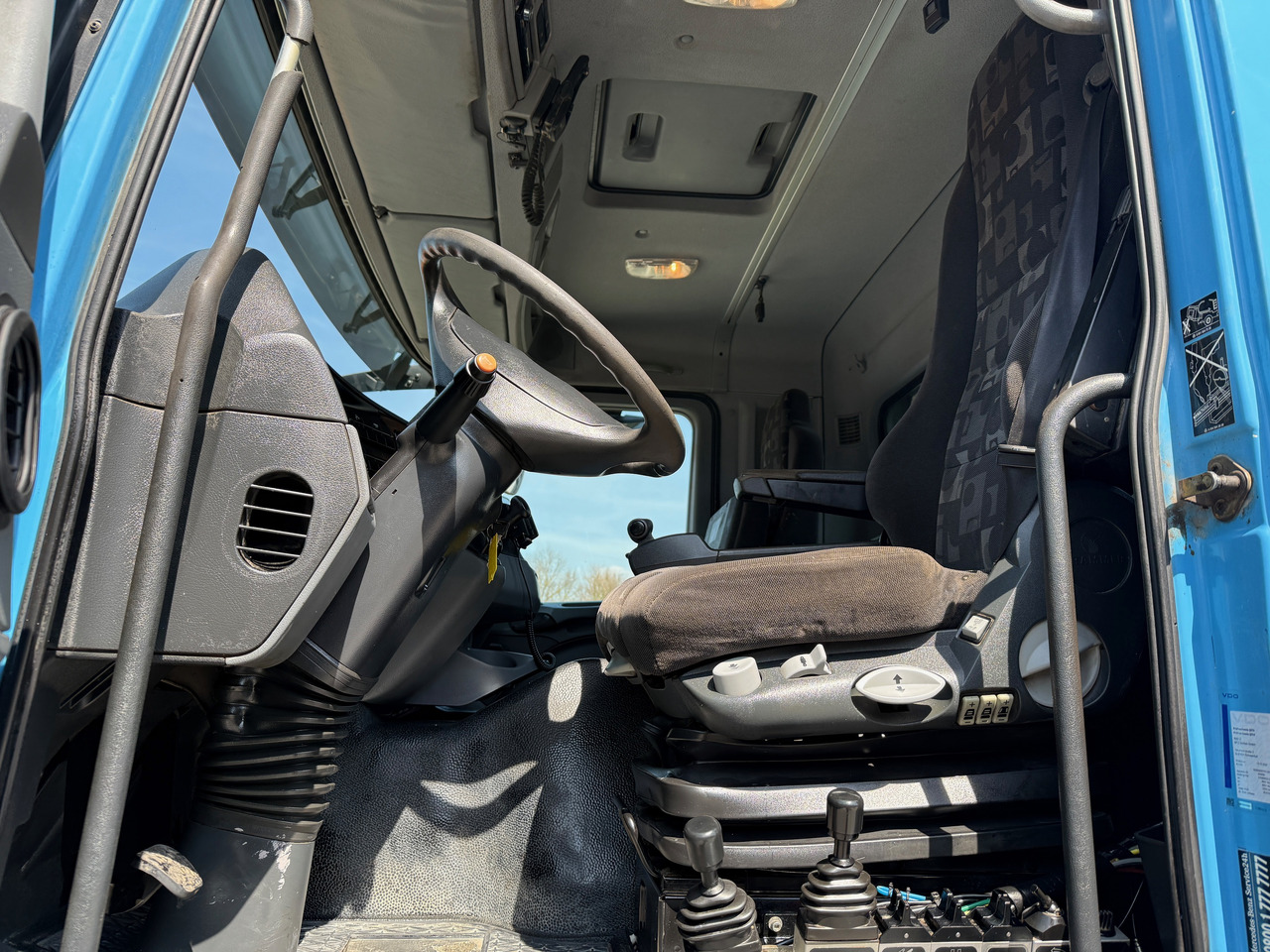 Interior photo 1: Skip loader truck Mercedes-Benz 1841 Actros MP2 Absetzkipper 4x4 Allrad Klima Interior photo 1: Skip loader truck Mercedes-Benz 1841 Actros MP2 Absetzkipper 4x4 Allrad Klima