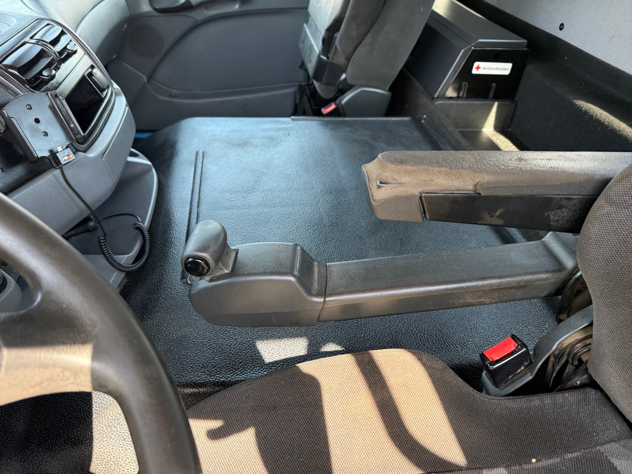 Skip loader truck Mercedes-Benz 1841 Actros MP2 Absetzkipper 4x4 Allrad Klima: picture 19 Skip loader truck Mercedes-Benz 1841 Actros MP2 Absetzkipper 4x4 Allrad Klima: picture 19