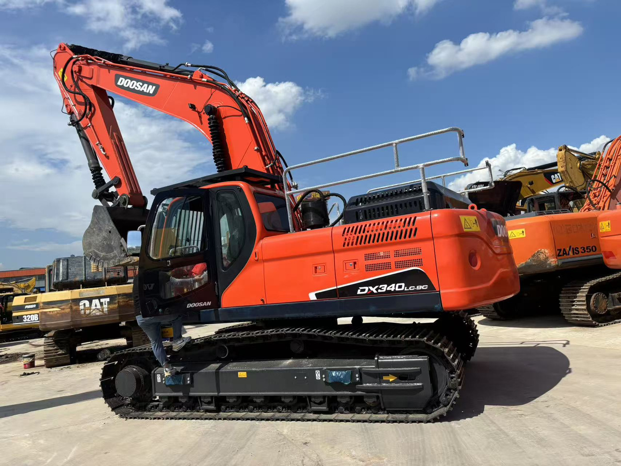 Doosan DX340 - Excavator: picture 2 Doosan DX340 - Excavator: picture 2