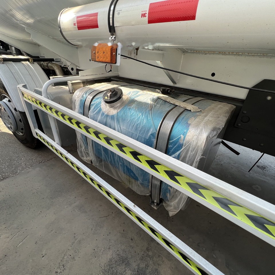 Tank truck Sinotruk HOWO 371 8*4 Tank truck: picture 7