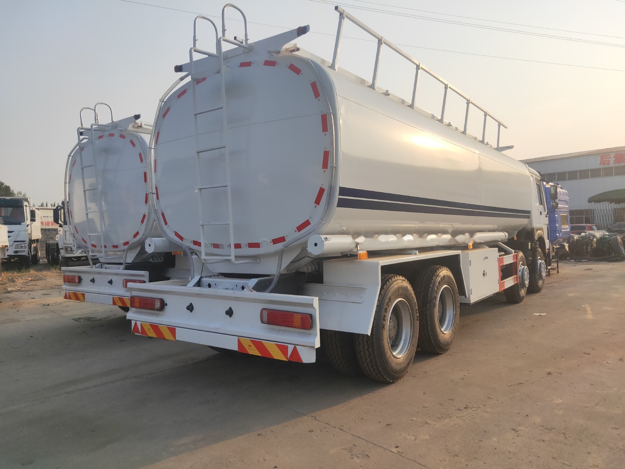 Sinotruk HOWO 8*4 Tank truck - Tank truck: picture 2 Sinotruk HOWO 8*4 Tank truck - Tank truck: picture 2