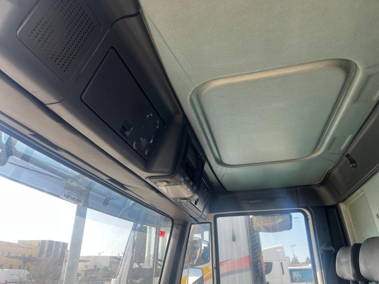 Curtainsider truck Caja cerrada IVECO Eurocargo ML80E17: picture 8