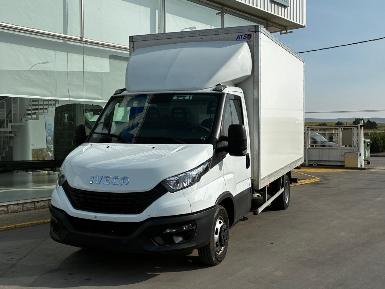 Caja cerrada con plataforma elevadora IVECO 35C16 20m3 - Box van: picture 1 Caja cerrada con plataforma elevadora IVECO 35C16 20m3 - Box van: picture 1