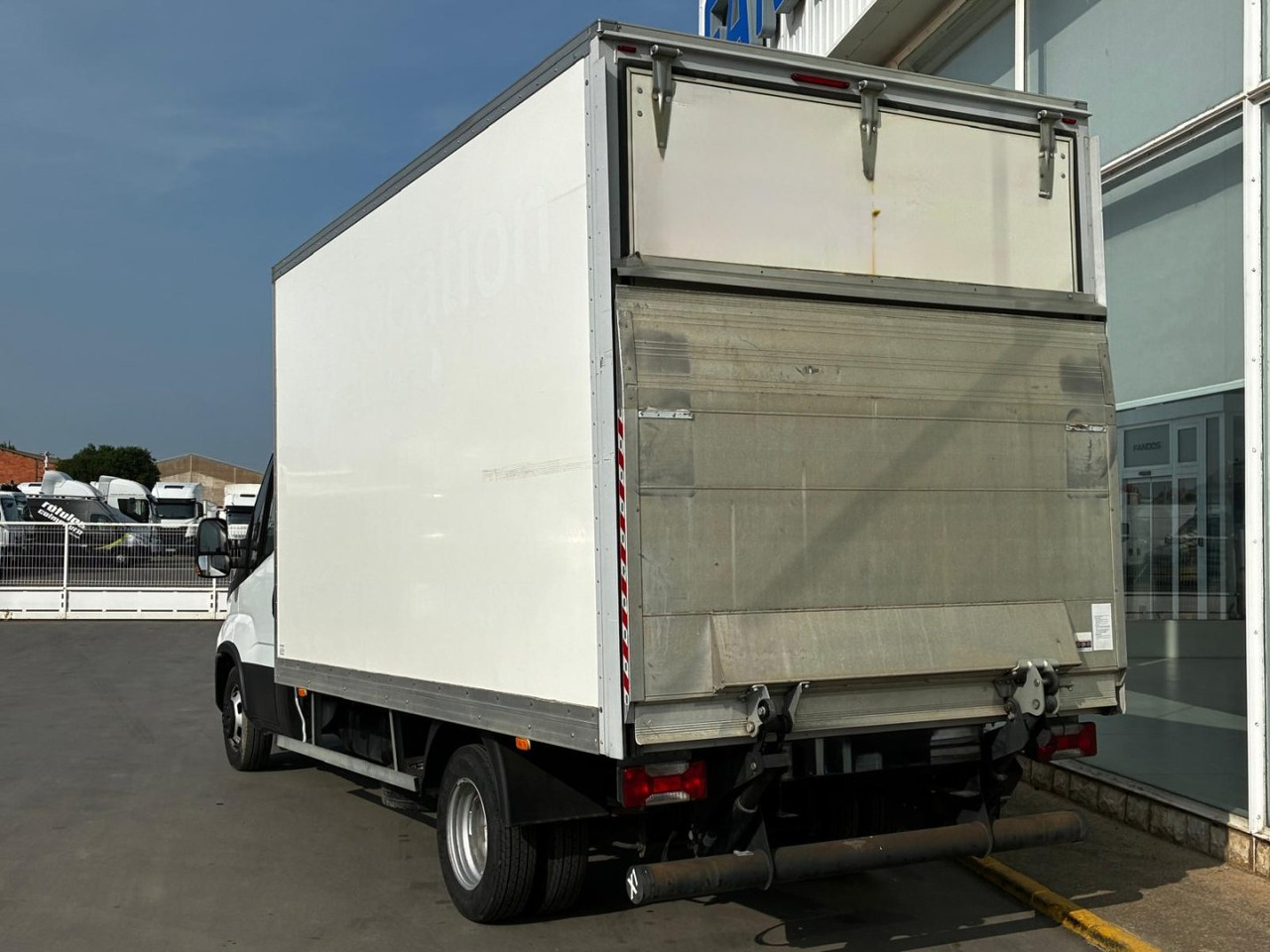 Caja cerrada con plataforma elevadora IVECO 35C16 20m3 - Box van: picture 4 Caja cerrada con plataforma elevadora IVECO 35C16 20m3 - Box van: picture 4