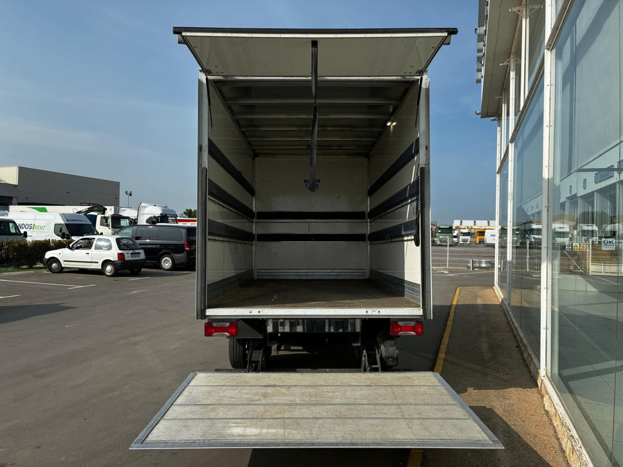 Caja cerrada con plataforma elevadora IVECO 35C16 20m3 - Box van: picture 5 Caja cerrada con plataforma elevadora IVECO 35C16 20m3 - Box van: picture 5
