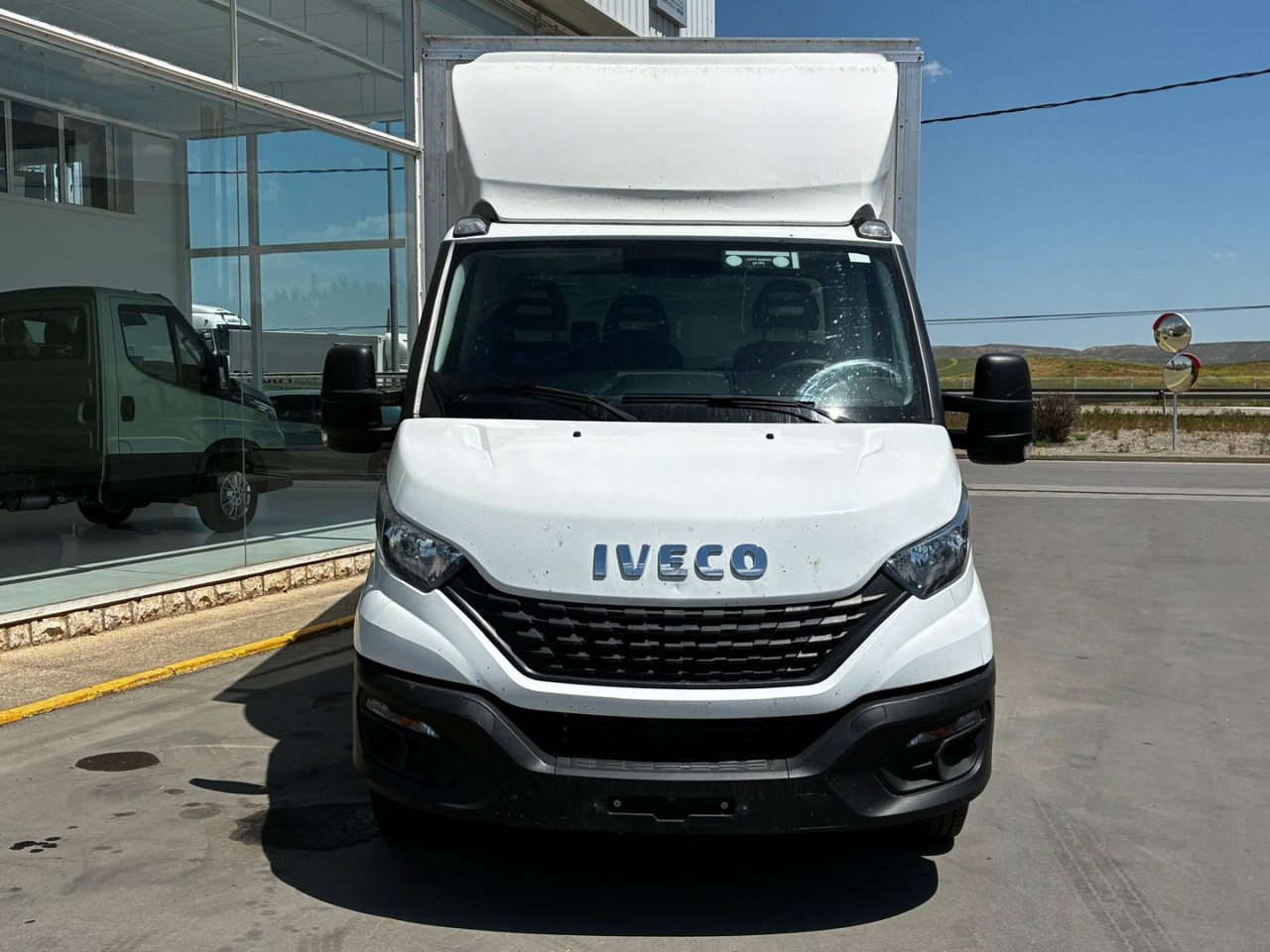 Caja cerrada con plataforma elevadora IVECO 35C16 20m3 - Box van: picture 2 Caja cerrada con plataforma elevadora IVECO 35C16 20m3 - Box van: picture 2