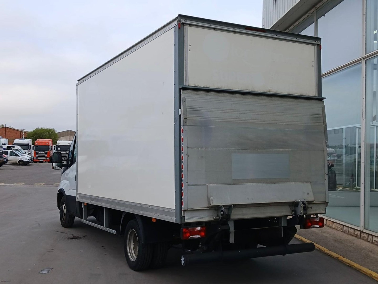 Caja cerrada con plataforma elevadora IVECO 35C16 20m3 - Box van: picture 4 Caja cerrada con plataforma elevadora IVECO 35C16 20m3 - Box van: picture 4