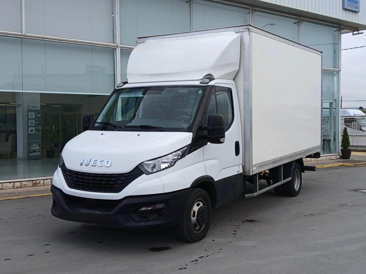 Caja cerrada con plataforma elevadora IVECO 35C16 20m3 - Box van: picture 1 Caja cerrada con plataforma elevadora IVECO 35C16 20m3 - Box van: picture 1