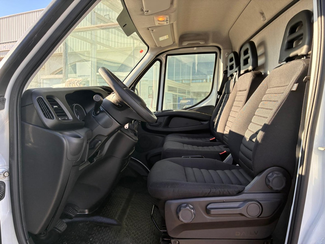 Caja cerrada con plataforma elevadora IVECO 35C16 20m3 - Box van: picture 5 Caja cerrada con plataforma elevadora IVECO 35C16 20m3 - Box van: picture 5