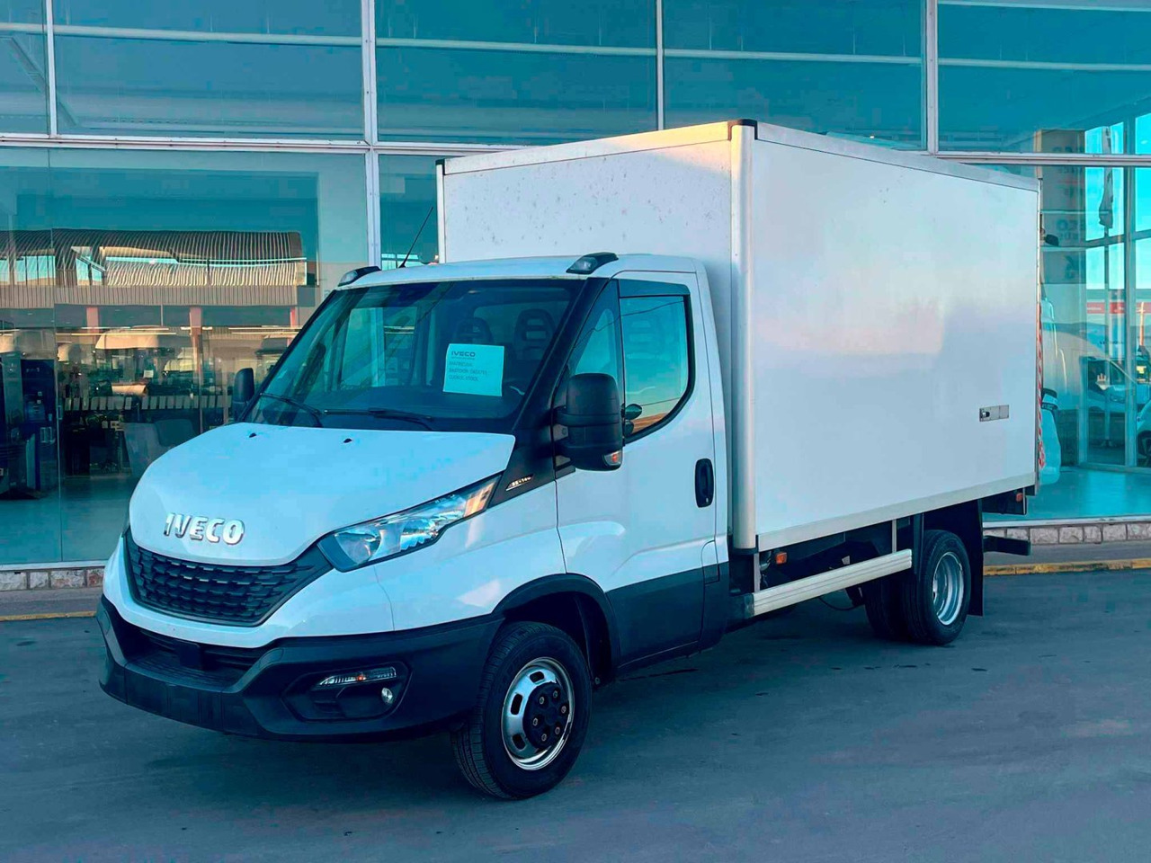Isotermo IVECO 35C14 ISOTERMO PUERTA ELEVADORA - Box van: picture 1 Isotermo IVECO 35C14 ISOTERMO PUERTA ELEVADORA - Box van: picture 1