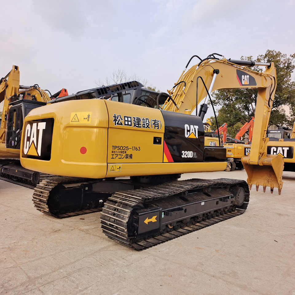 Crawler excavator CAT 320D: picture 1