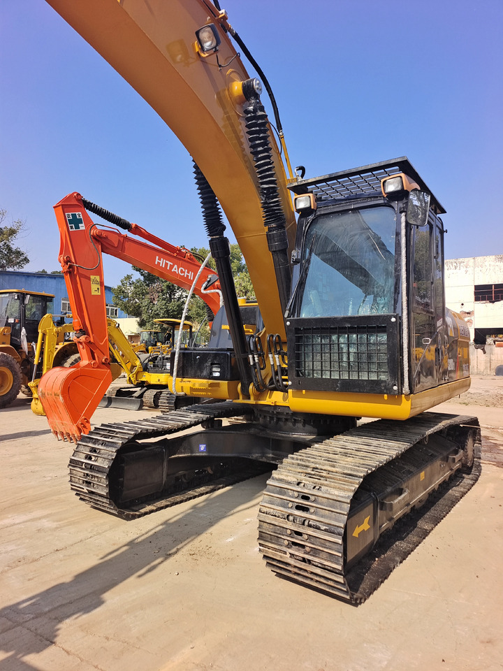Crawler excavator CAT 320D2L: picture 27