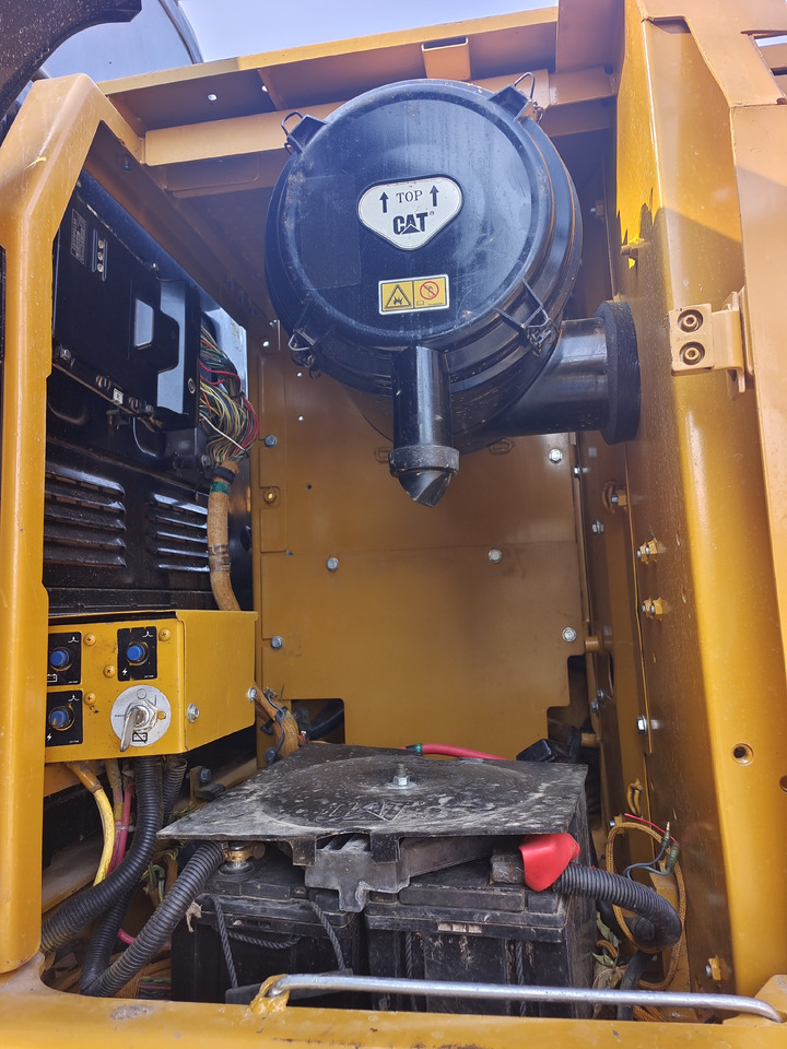 Crawler excavator CAT 320D2L: picture 6