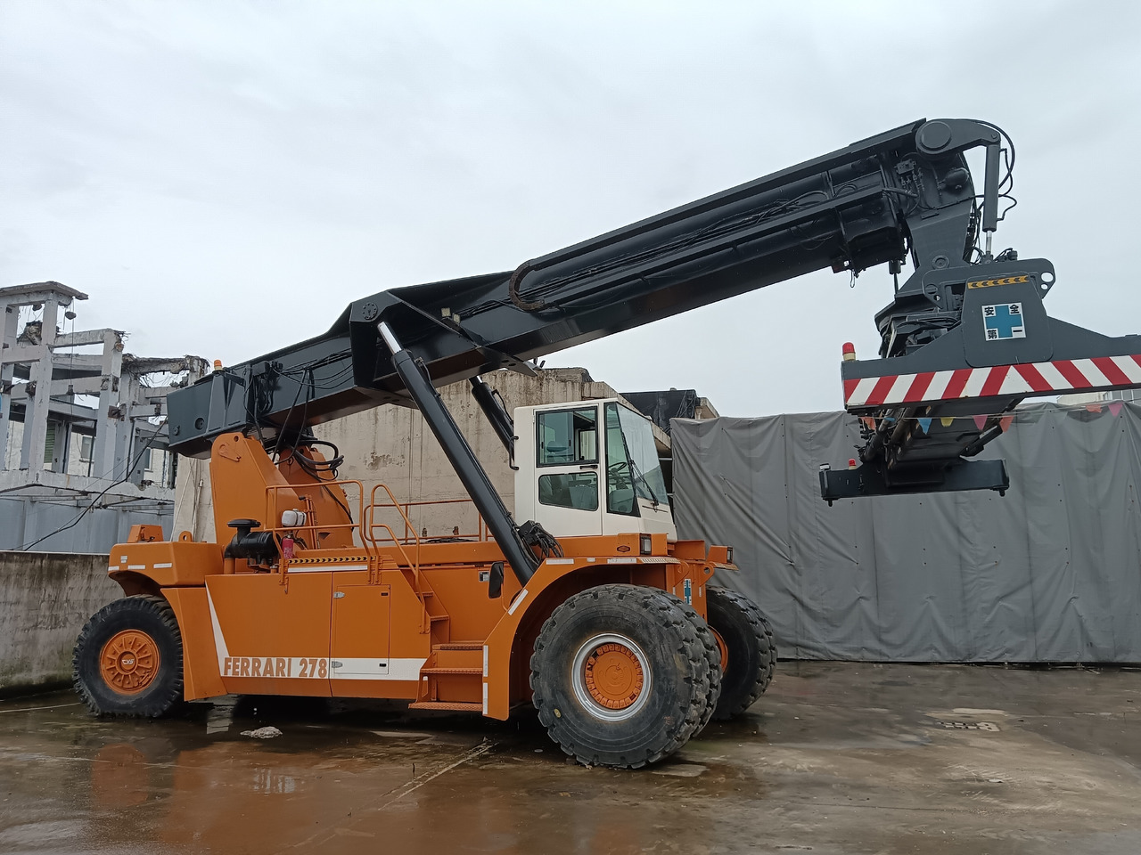 CVS FERRARRI 278 - Reach stacker: picture 1 CVS FERRARRI 278 - Reach stacker: picture 1