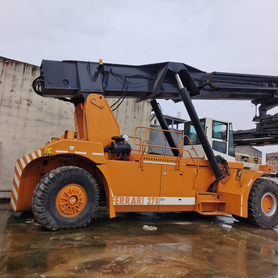 CVS FERRARRI F278 45 ton - Reach stacker: picture 4 CVS FERRARRI F278 45 ton - Reach stacker: picture 4