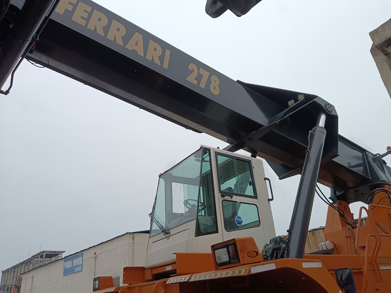 CVS FERRARRI F278 45 ton - Reach stacker: picture 3 CVS FERRARRI F278 45 ton - Reach stacker: picture 3