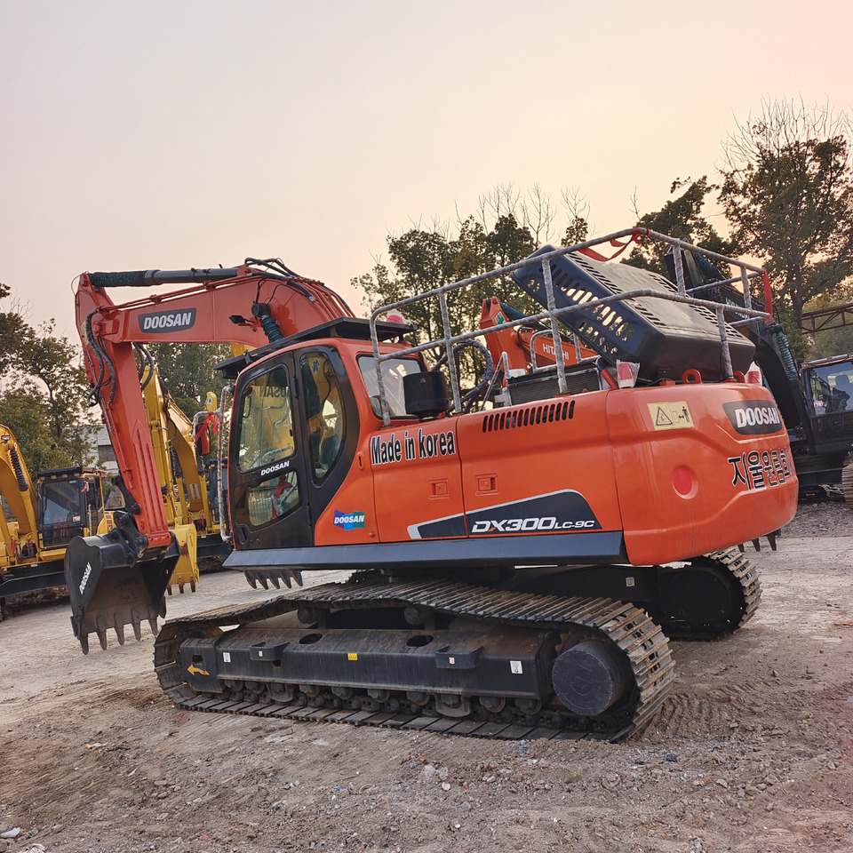 DOOSAN DX300LC-9C DX300 LC - 9C DX 300 LCA DX340 DX225 - Crawler excavator: picture 1 DOOSAN DX300LC-9C DX300 LC - 9C DX 300 LCA DX340 DX225 - Crawler excavator: picture 1