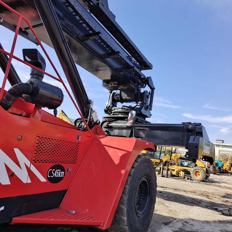 FANTUZZI CS45KMHD 45 TON - Reach stacker: picture 5 FANTUZZI CS45KMHD 45 TON - Reach stacker: picture 5