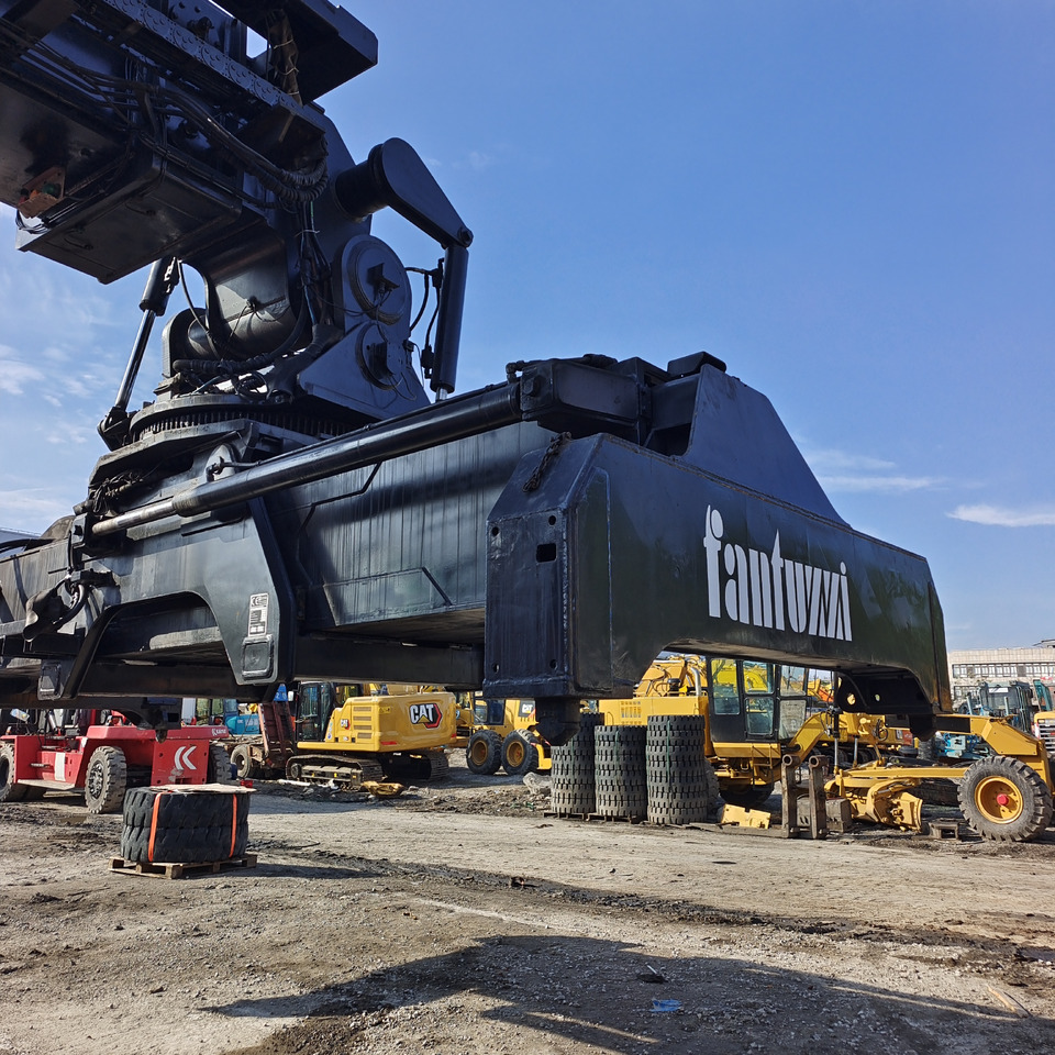 Reach stacker FANTUZZI CS45KMHD 45 TON: picture 6 Reach stacker FANTUZZI CS45KMHD 45 TON: picture 6