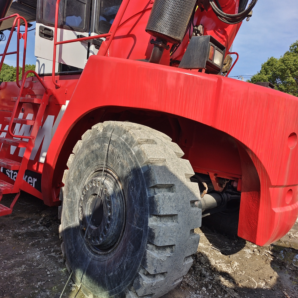 FANTUZZI CS45KMHD 45 TON - Reach stacker: picture 3 FANTUZZI CS45KMHD 45 TON - Reach stacker: picture 3