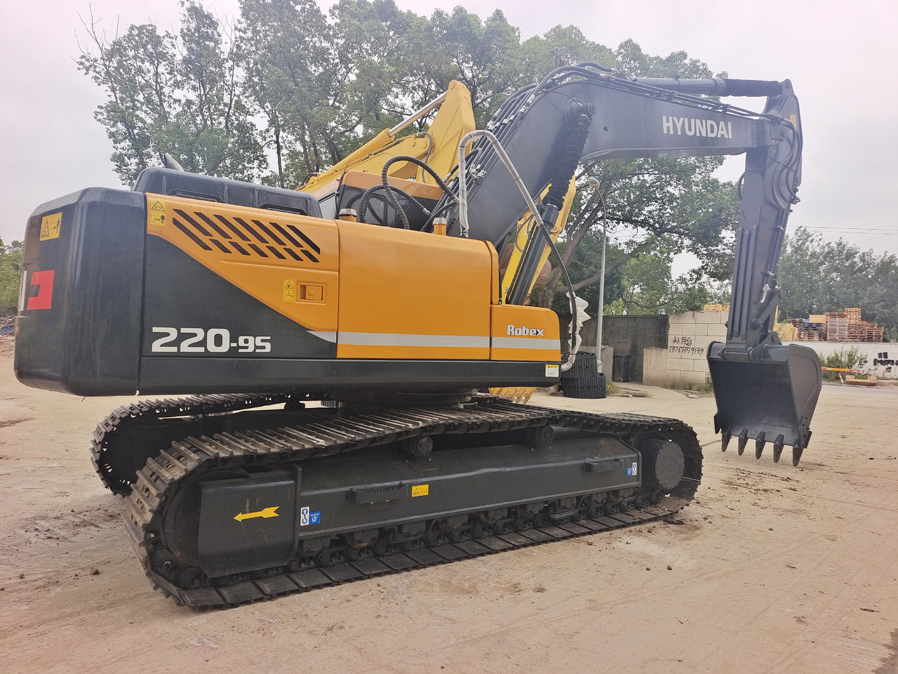 HYUNDAI 220-9S - Crawler excavator: picture 2 HYUNDAI 220-9S - Crawler excavator: picture 2