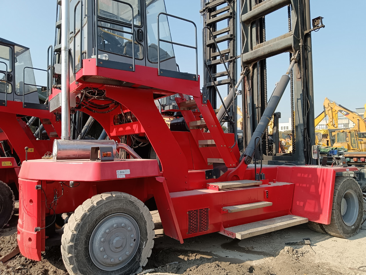 KALMAR DCE90 - Reach stacker: picture 1 KALMAR DCE90 - Reach stacker: picture 1