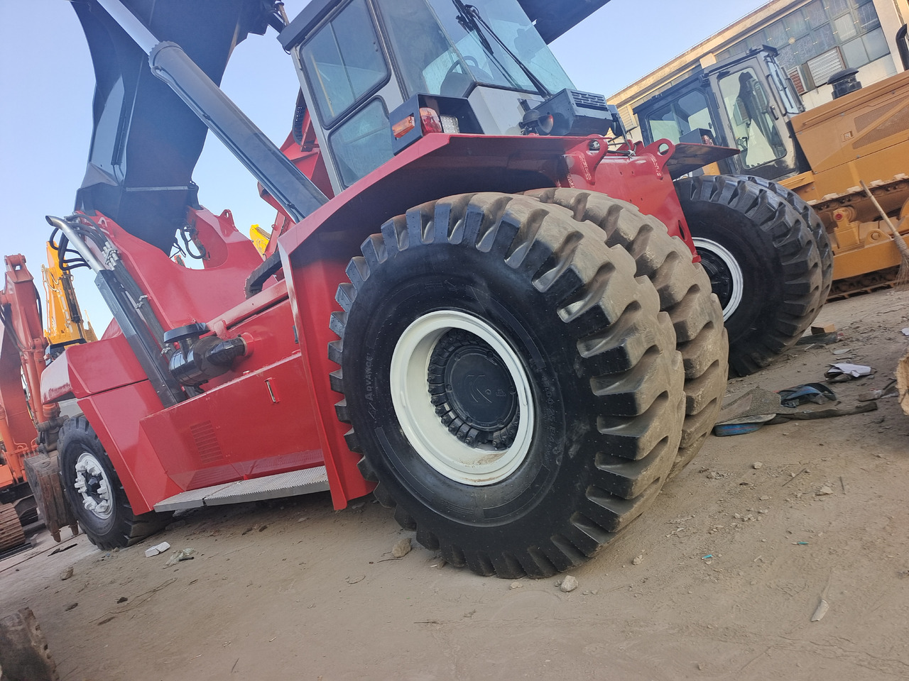 KALMAR DRF 450 - Reach stacker: picture 3 KALMAR DRF 450 - Reach stacker: picture 3