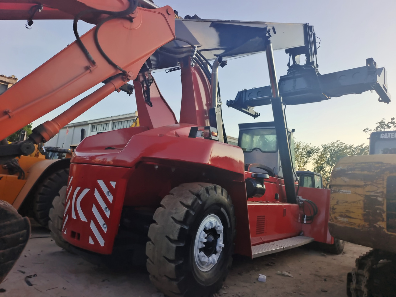 KALMAR DRF 450 - Reach stacker: picture 3 KALMAR DRF 450 - Reach stacker: picture 3