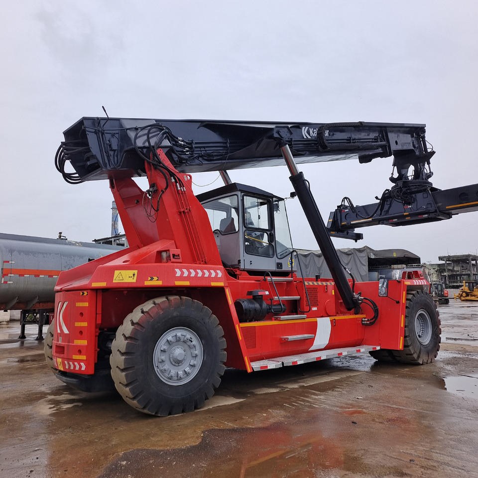 KALMAR DRF450 - Reach stacker: picture 5 KALMAR DRF450 - Reach stacker: picture 5
