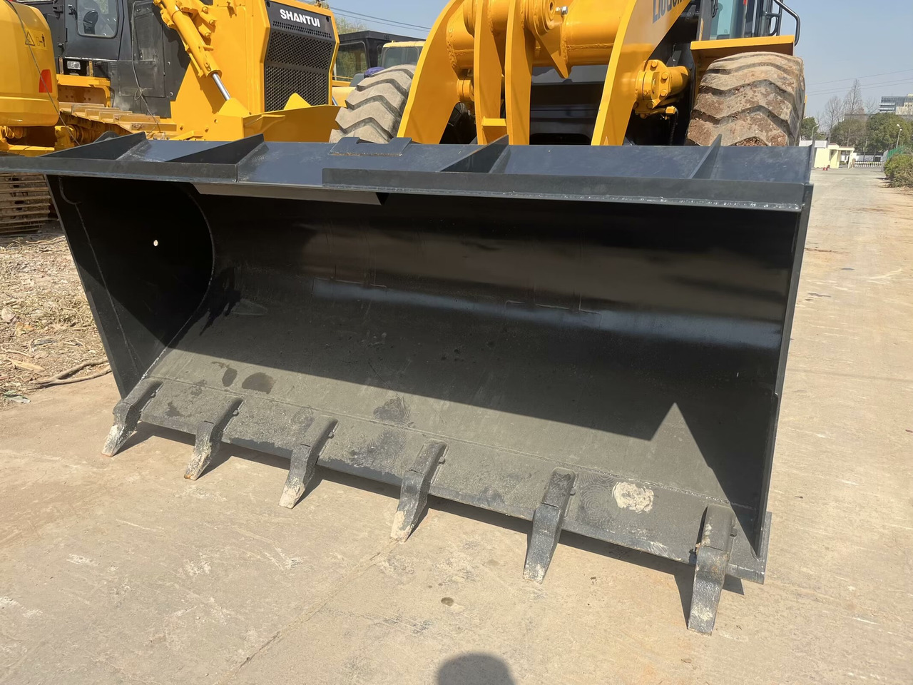 LIUGONG CLG 835 - Wheel loader: picture 3 LIUGONG CLG 835 - Wheel loader: picture 3