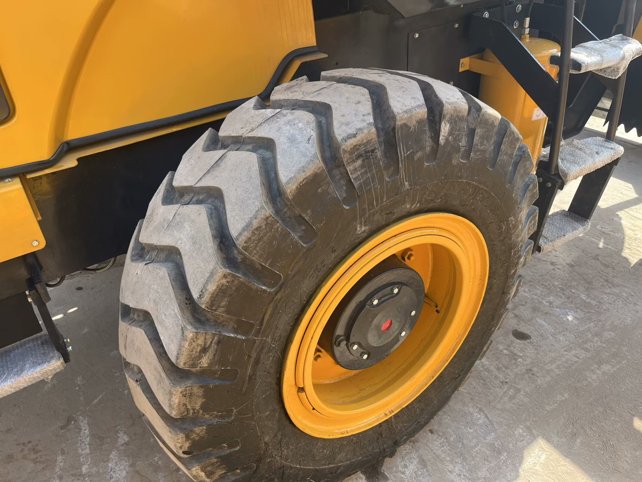 LIUGONG CLG 835 - Wheel loader: picture 5 LIUGONG CLG 835 - Wheel loader: picture 5