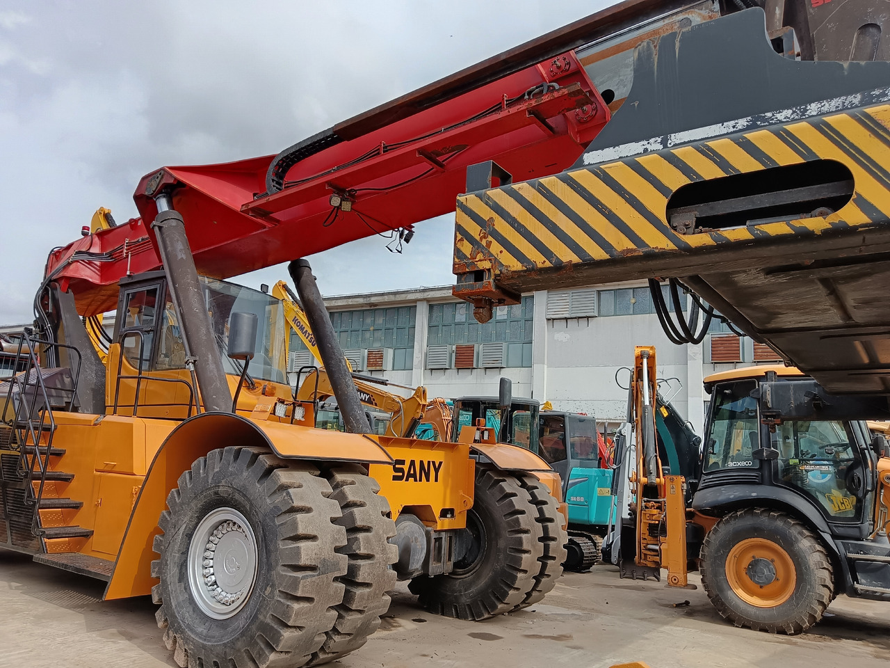 SANY SRSC45C30 45TON REACH STACKER - Reach stacker: picture 3 SANY SRSC45C30 45TON REACH STACKER - Reach stacker: picture 3