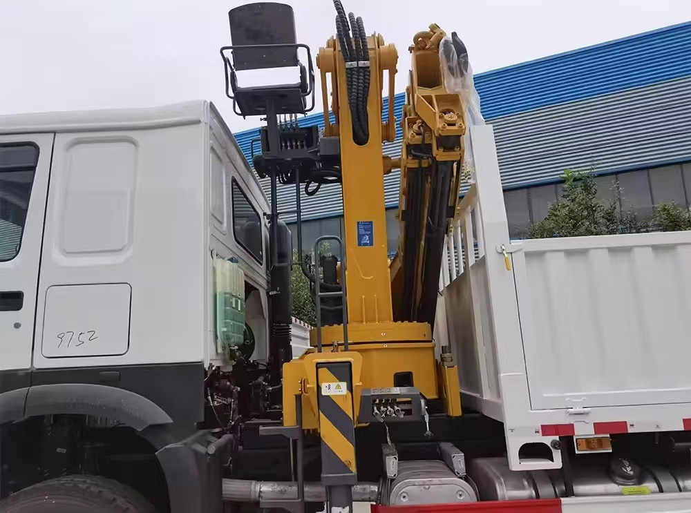 SINOTRUK HOWO 8 TON Knuckle boom truck-mounted crane - Crane truck: picture 2 SINOTRUK HOWO 8 TON Knuckle boom truck-mounted crane - Crane truck: picture 2