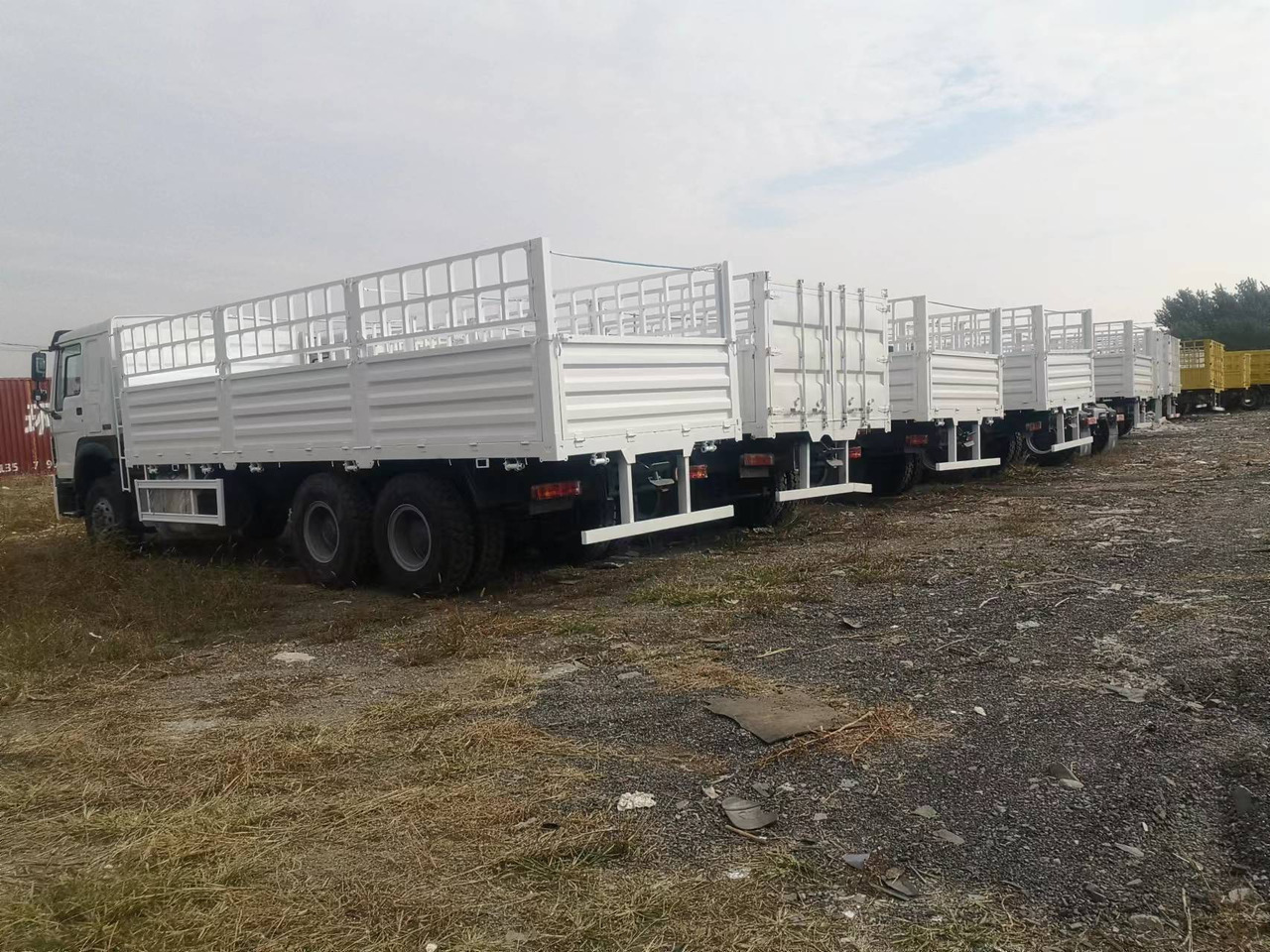 SINOTRUK HOWO WITH FENCE LIVESTOCK DUMP TRUCK - Tipper: picture 2 SINOTRUK HOWO WITH FENCE LIVESTOCK DUMP TRUCK - Tipper: picture 2