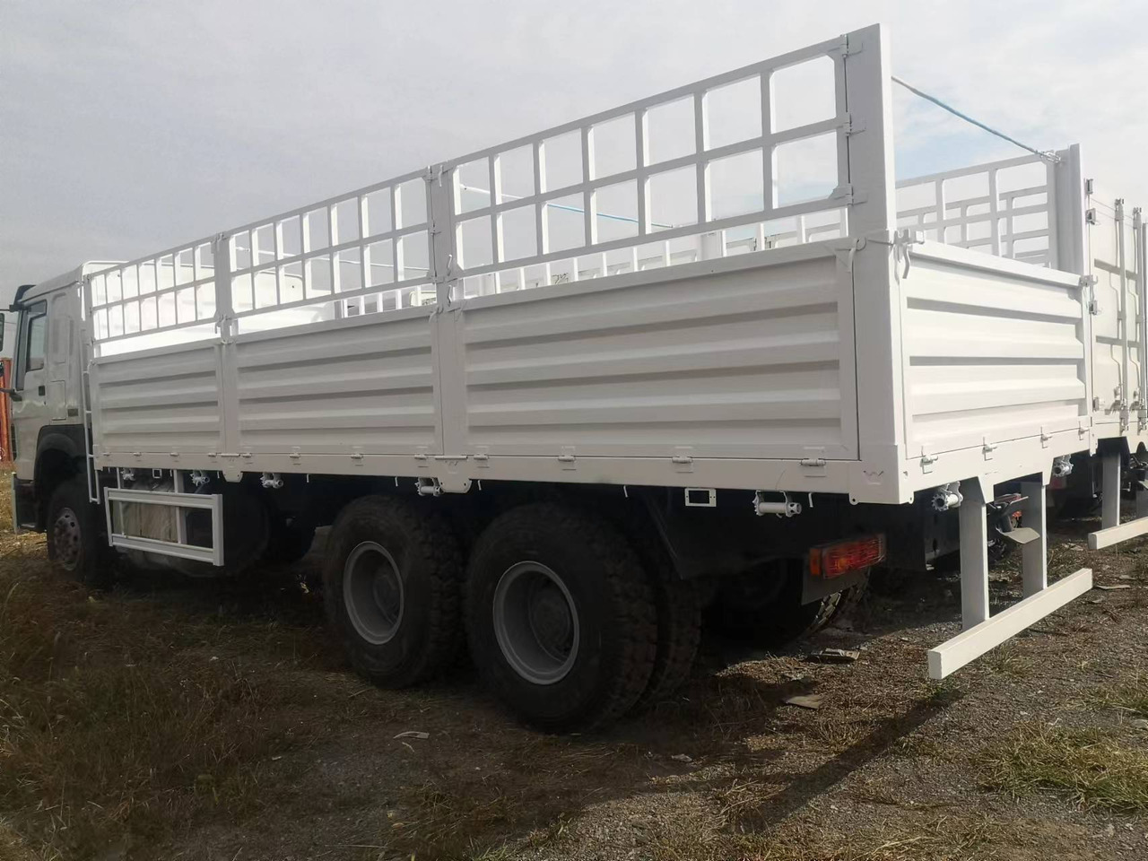 SINOTRUK HOWO WITH FENCE LIVESTOCK DUMP TRUCK - Tipper: picture 4 SINOTRUK HOWO WITH FENCE LIVESTOCK DUMP TRUCK - Tipper: picture 4