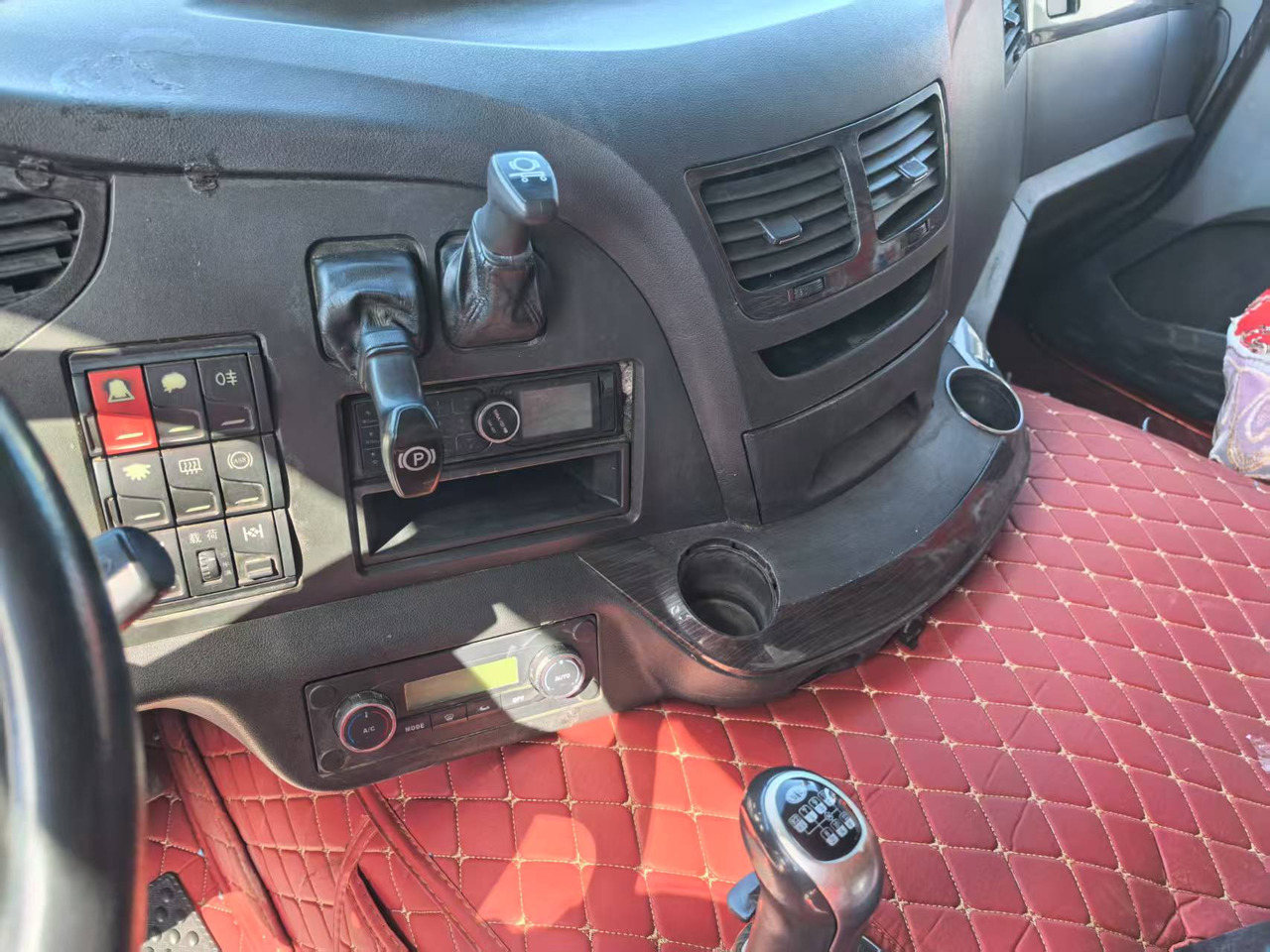 FAW JIEFANG - Tractor unit: picture 5 FAW JIEFANG - Tractor unit: picture 5