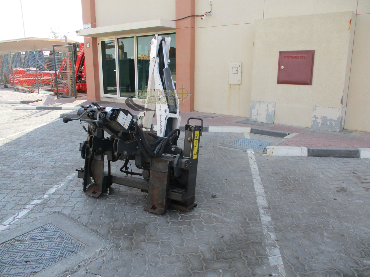 BOBCAT Skid Steer R30S Backhoe Attachment - Loader bucket for Skid steer loader: picture 4 BOBCAT Skid Steer R30S Backhoe Attachment - Loader bucket for Skid steer loader: picture 4