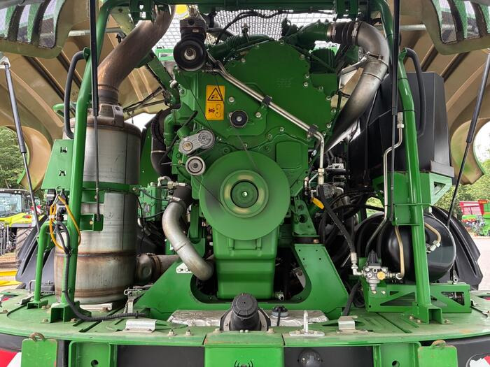 Forage harvester John Deere 8300: picture 6