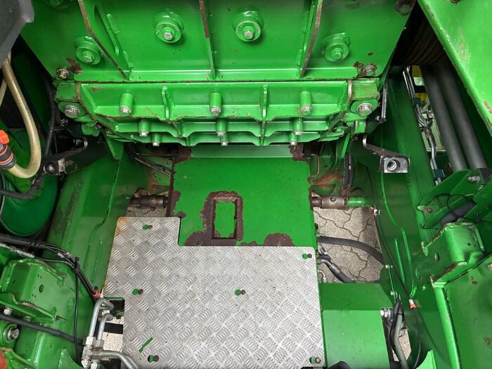 Forage harvester John Deere 8300: picture 7