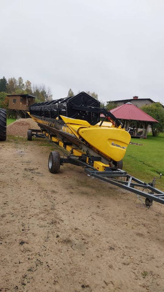 New Holland CR 9.90 - Combine harvester: picture 5 New Holland CR 9.90 - Combine harvester: picture 5