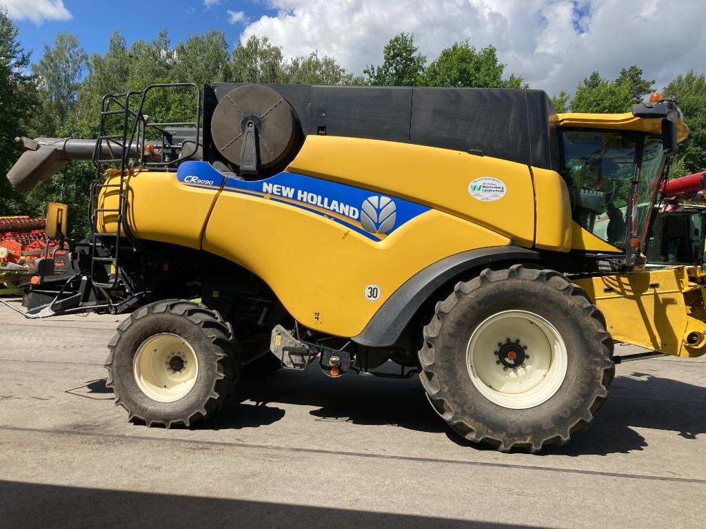 Combine harvester New Holland CR 9090: picture 8