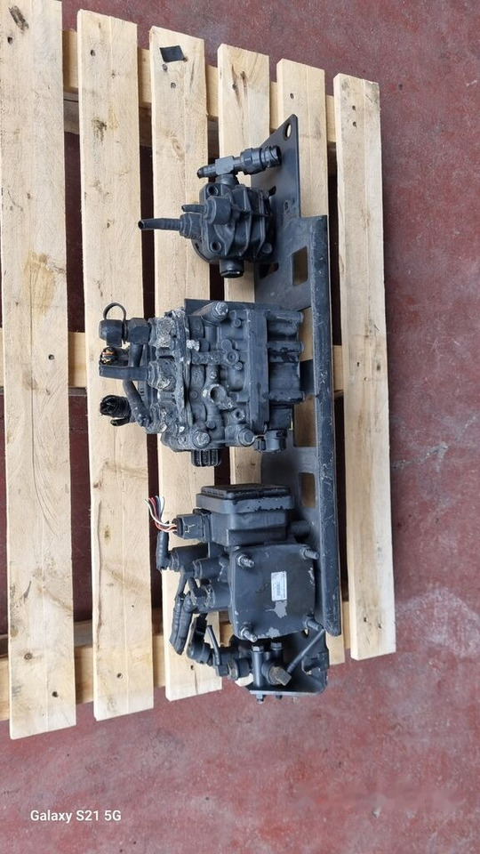 KNORR-BREMSE Knorr-Bremse AIR DRYER Mercedes-Benz ACTROS MP4 - Brake valve for Truck: picture 4 KNORR-BREMSE Knorr-Bremse AIR DRYER Mercedes-Benz ACTROS MP4 - Brake valve for Truck: picture 4