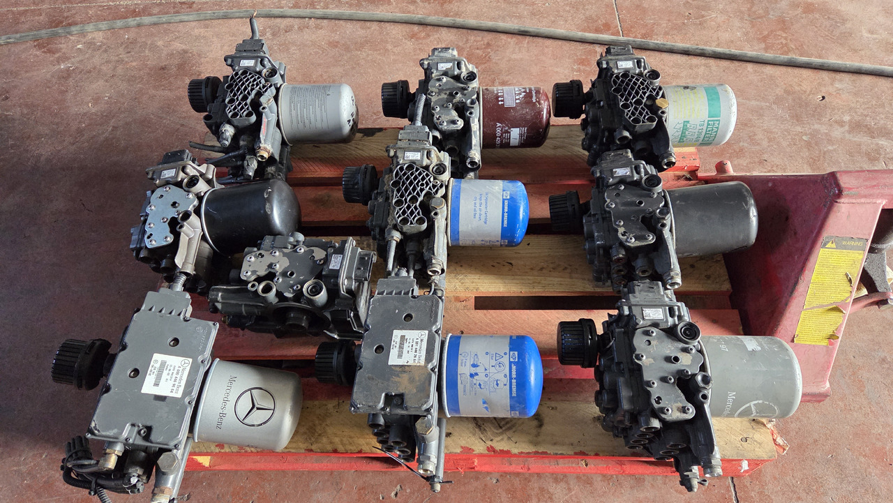 KNORR-BREMSE Knorr-Bremse AIR DRYER Mercedes-Benz ACTROS MP4 - Brake valve for Truck: picture 1 KNORR-BREMSE Knorr-Bremse AIR DRYER Mercedes-Benz ACTROS MP4 - Brake valve for Truck: picture 1